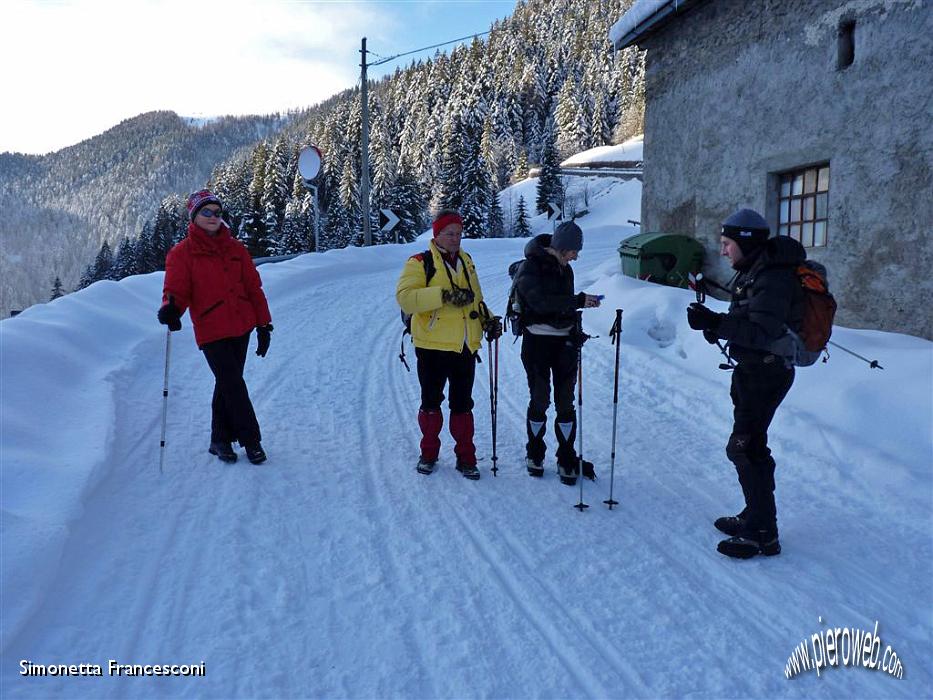 05 MERY,PIERO,GILA E MARCO SI PREPARANO AD AFFRONTARE IL PERCORSO.JPG